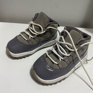 Jordan Kids
Jordan 11 Retro "Cool Grey 2021" sneakers

Gently worn